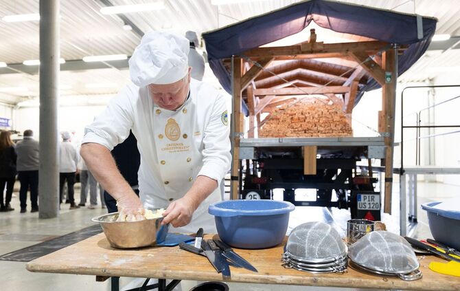 Dresdner Bäcker arbeiten an Riesenstollen für das Stollenfest