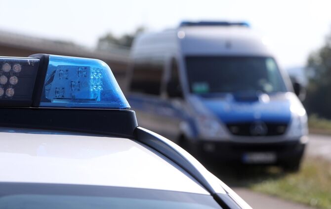 Blaulicht Polizei Polizeibericht Streifenwagen Kastenwagen Symbol Symbolbild symbolfoto