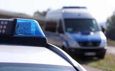 Blaulicht Polizei Polizeibericht Streifenwagen Kastenwagen Symbol Symbolbild symbolfoto