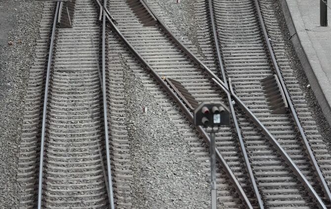 Gleise und Weichen sind an einem Bahnhof zu sehen