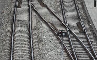 Gleise und Weichen sind an einem Bahnhof zu sehen