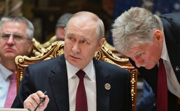 Kremlchef Putin und sein Sprecher Peskow