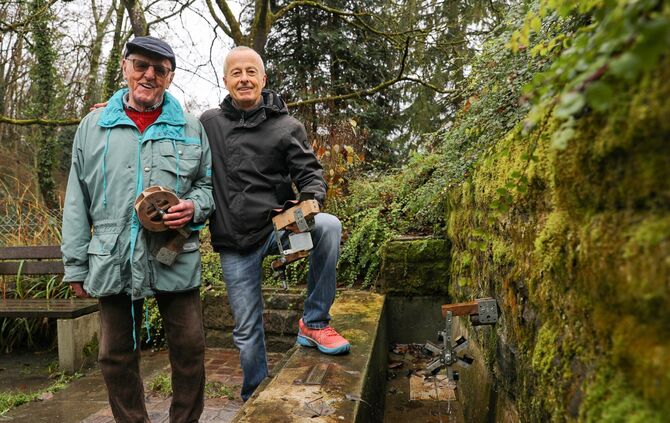 Willi Bäder und Frank Layer bauen kleine Wasserräder für das "Brünnele" in Korb