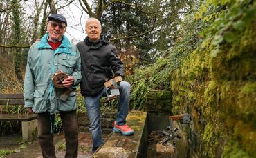 Willi Bäder und Frank Layer bauen kleine Wasserräder für das "Brünnele" in Korb
