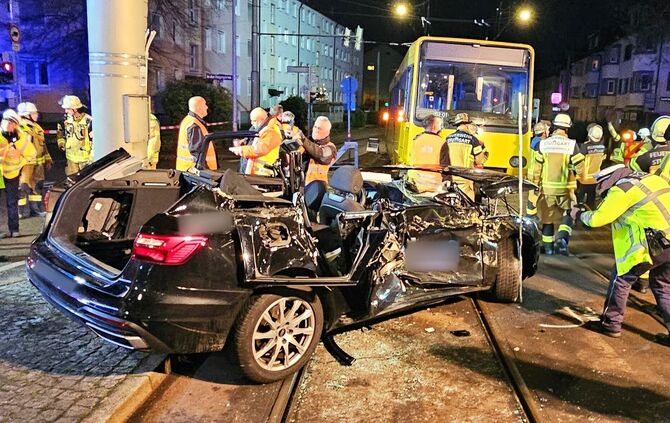 Stadtbahn entgleist nach Unfall in Stuttgart