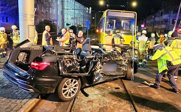 Stadtbahn entgleist nach Unfall in Stuttgart