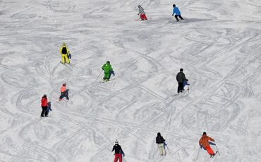 Jugendlicher stirbt bei Sturz neben einer Skipiste