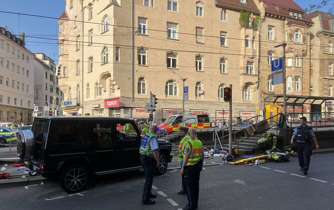 Auto fährt in Personengruppe