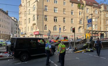 Auto fährt in Personengruppe