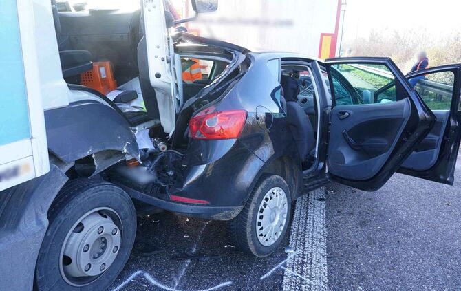 A81 nach Unfall mit mehreren Fahrzeugen gesperrt