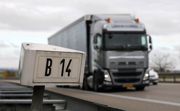 B14 Bundesstraße Blaulicht Verkehr Lkw Symbolfoto
