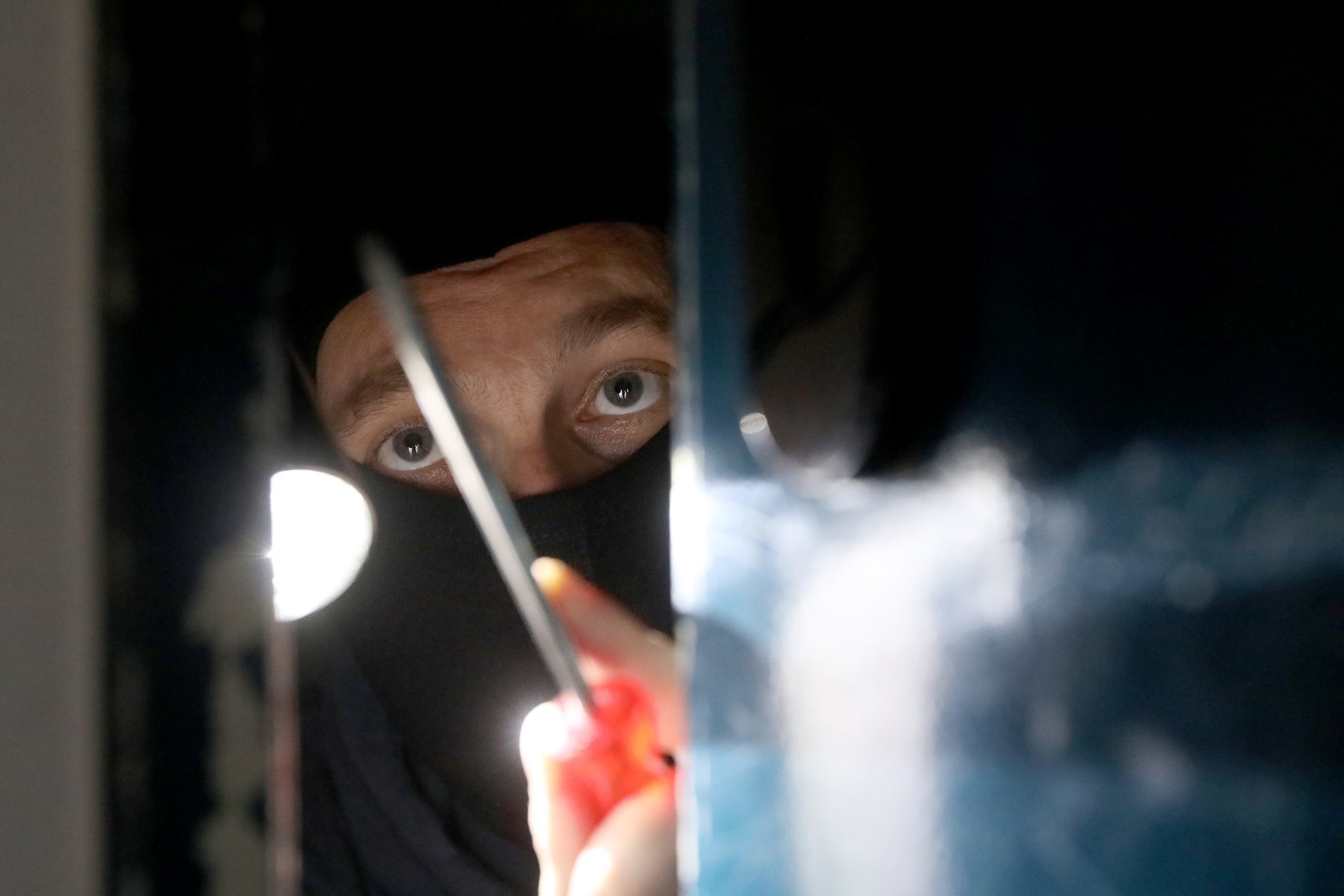 Couple robbed at gunpoint in their own apartment in Stuttgart - | ...