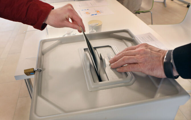 Landtagswahl Wahl Wahlurne Wählen Stimmzettel Wahlzettel Korb Symbol Symbolbild symbolfoto