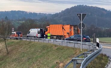 Müllfahrzeug liegen geblieben