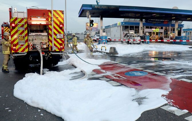 Pkw steht an Tankstelle in Flammen
