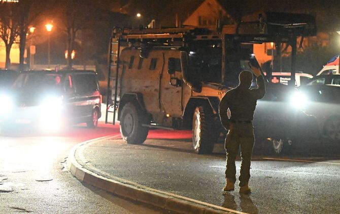 Jugendamt holt Kind mit Hilfe von Spezialkräften aus Familie
