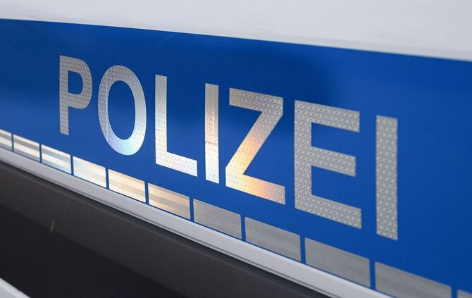 Der Polizei-Schriftzug auf einem Einsatzwagen.
