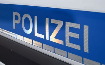 Der Polizei-Schriftzug auf einem Einsatzwagen.