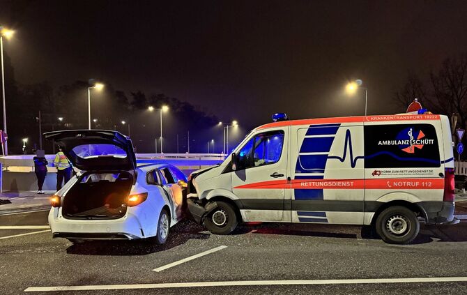 POL-S: Auto und Krankentransportwagen stossen zusammen Stuttgart-Bad Cannstatt (ots)
