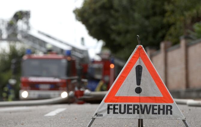Feuerwehr Blaulicht Feuerwehrauto 112 Einsatz Feuerwehreinsatz Symbol Symbolbild symbolfoto