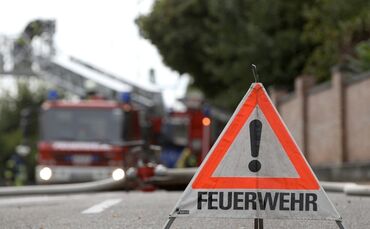 Feuerwehr Blaulicht Feuerwehrauto 112 Einsatz Feuerwehreinsatz Symbol Symbolbild symbolfoto