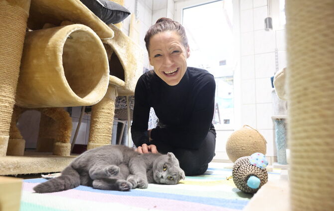 Katze Booka und Manuela Dilger