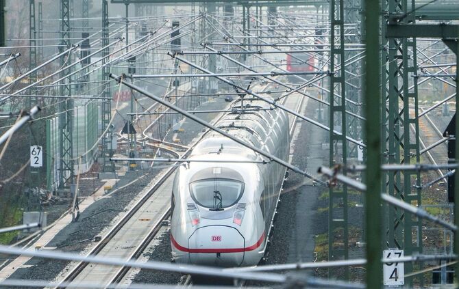Bahnbetrieb auf Riedbahn