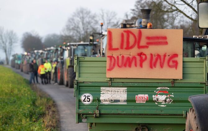 Demonstration von Landwirten vor Lidl-Zentrale