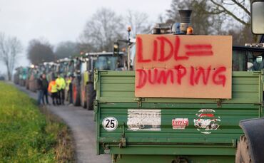 Demonstration von Landwirten vor Lidl-Zentrale