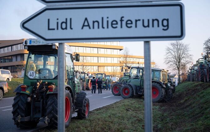 Demonstration von Landwirten vor Lidl-Zentrale