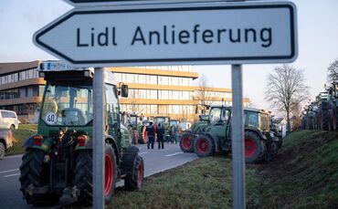 Demonstration von Landwirten vor Lidl-Zentrale