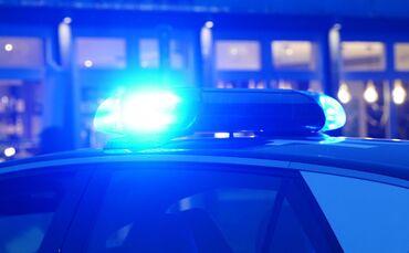 Ein Streifenwagen der Polizei mit eingeschaltetem Blaulicht