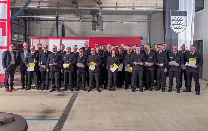 fluthelfer-ehrung-bei-der-feuerwehr-waiblingen-foto-feuerwehr-wn