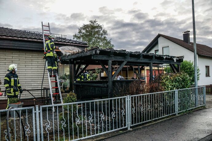Alfdorf-Pfahlbronn: Brand eines Carports - Feuerwehr kann uebergreifen auf Haus verhindern