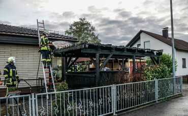 Alfdorf-Pfahlbronn: Brand eines Carports - Feuerwehr kann uebergreifen auf Haus verhindern
