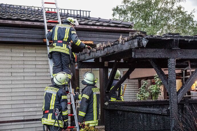 Alfdorf-Pfahlbronn: Brand eines Carports - Feuerwehr kann uebergreifen auf Haus verhindern