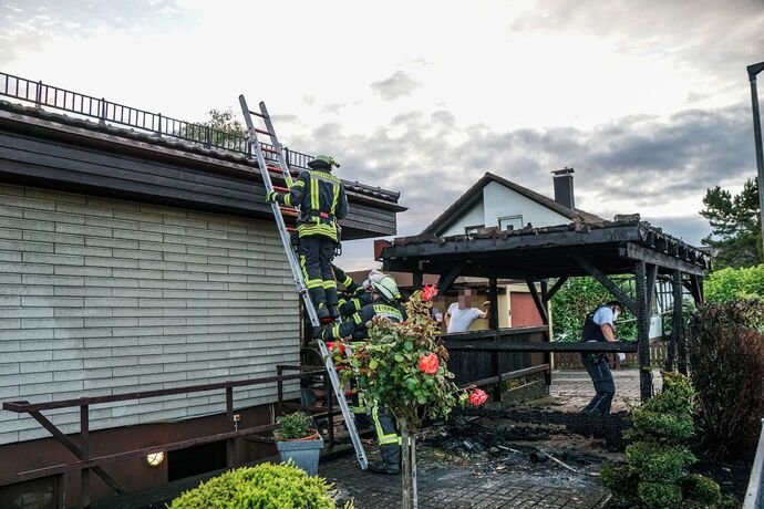 Alfdorf-Pfahlbronn: Brand eines Carports - Feuerwehr kann uebergreifen auf Haus verhindern