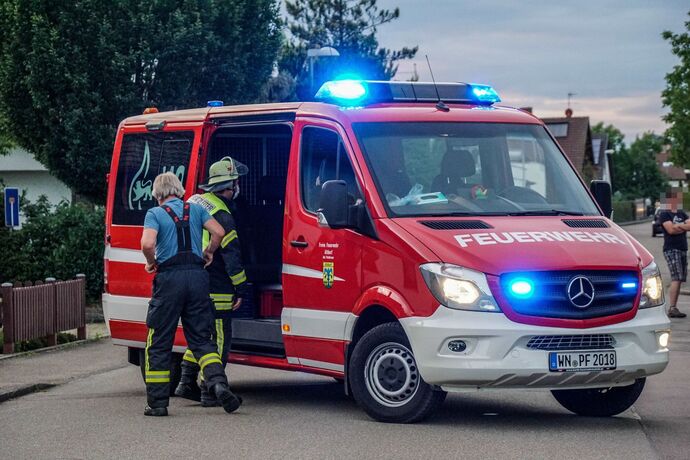 Alfdorf-Pfahlbronn: Brand eines Carports - Feuerwehr kann uebergreifen auf Haus verhindern