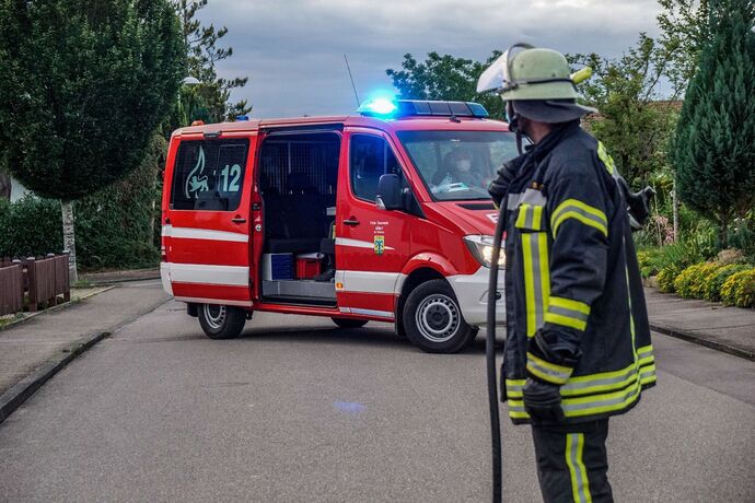 Alfdorf-Pfahlbronn: Brand eines Carports - Feuerwehr kann uebergreifen auf Haus verhindern