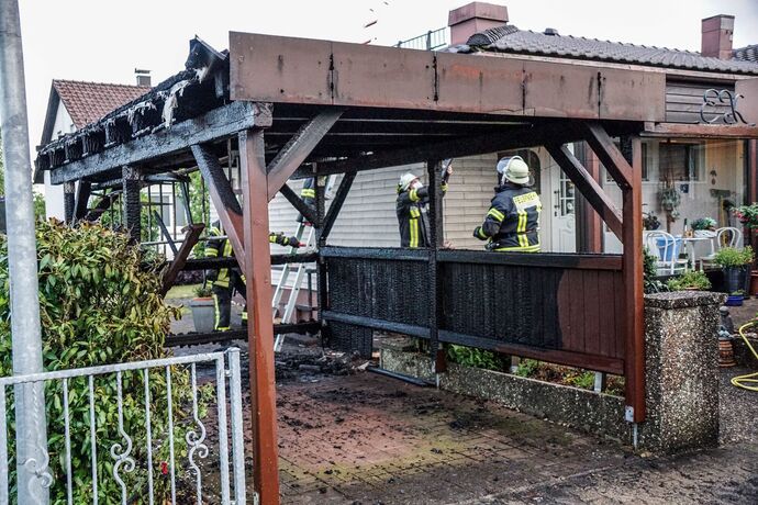 Alfdorf-Pfahlbronn: Brand eines Carports - Feuerwehr kann uebergreifen auf Haus verhindern