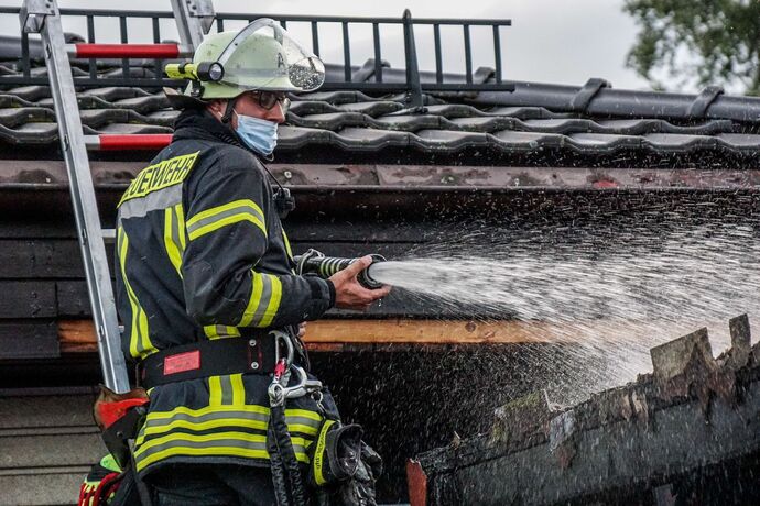 Alfdorf-Pfahlbronn: Brand eines Carports - Feuerwehr kann uebergreifen auf Haus verhindern
