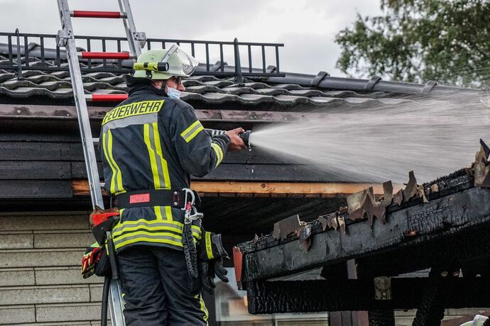 Alfdorf-Pfahlbronn: Brand eines Carports - Feuerwehr kann uebergreifen auf Haus verhindern
