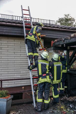 Alfdorf-Pfahlbronn: Brand eines Carports - Feuerwehr kann uebergreifen auf Haus verhindern