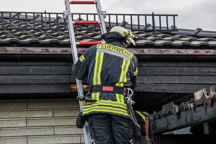 Alfdorf-Pfahlbronn: Brand eines Carports - Feuerwehr kann uebergreifen auf Haus verhindern