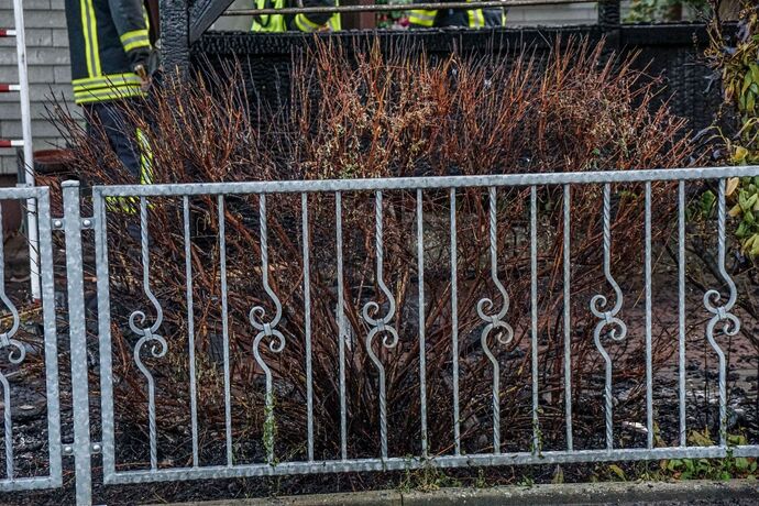 Alfdorf-Pfahlbronn: Brand eines Carports - Feuerwehr kann uebergreifen auf Haus verhindern