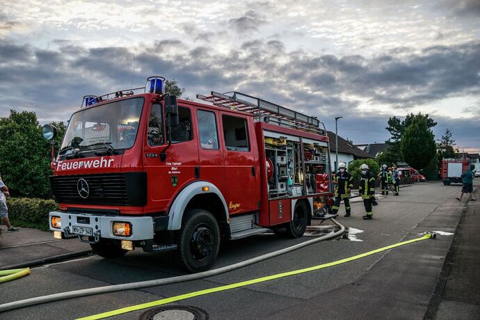 Alfdorf-Pfahlbronn: Brand eines Carports - Feuerwehr kann uebergreifen auf Haus verhindern
