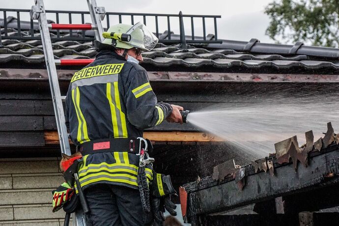 Alfdorf-Pfahlbronn: Brand eines Carports - Feuerwehr kann uebergreifen auf Haus verhindern