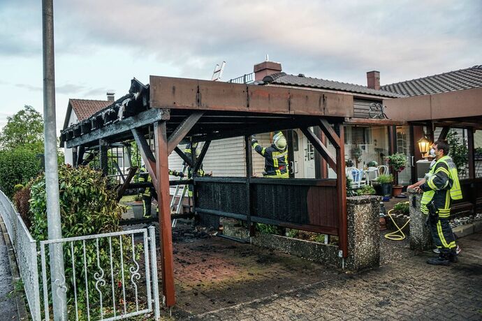 Alfdorf-Pfahlbronn: Brand eines Carports - Feuerwehr kann uebergreifen auf Haus verhindern