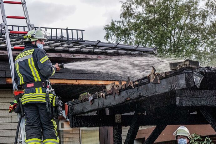 Alfdorf-Pfahlbronn: Brand eines Carports - Feuerwehr kann uebergreifen auf Haus verhindern