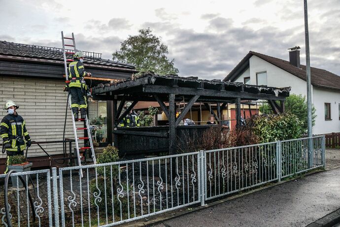 Alfdorf-Pfahlbronn: Brand eines Carports - Feuerwehr kann uebergreifen auf Haus verhindern